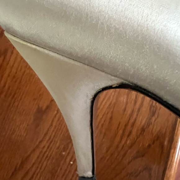 Marionat Vintage Ivory Satin heels with beading.  8 1/2 B width. - Picture 8 of 10